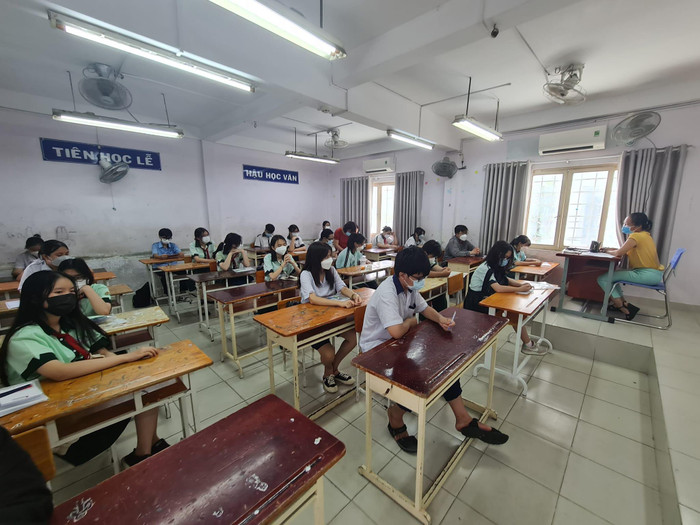 Thí sinh tham dự kỳ thi tuyển sinh vào lớp 10 năm 2022 tại Thành phố Hồ Chí Minh (ảnh: P.L) Thí sinh tham dự kỳ thi tuyển sinh vào lớp 10 năm 2022 tại Thành phố Hồ Chí Minh (ảnh: P.L)