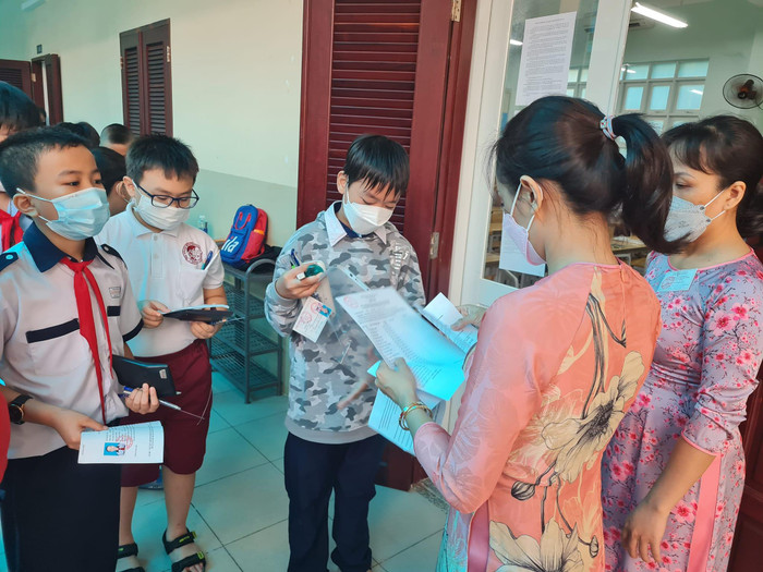 Cán bộ gọi tên thí sinh vào phòng làm bài khảo sát vào lớp 6 trường chuyên Trần Đại Nghĩa (ảnh: P.L) Cán bộ gọi tên thí sinh vào phòng làm bài khảo sát vào lớp 6 trường chuyên Trần Đại Nghĩa (ảnh: P.L)