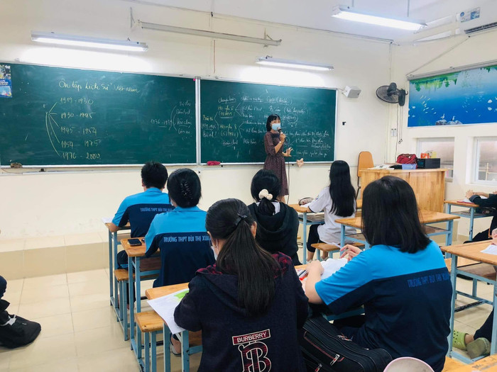 Học sinh lớp 12 Trường trung học phổ thông Bùi Thị Xuân trong giờ ôn tập thi tốt nghiệp (ảnh: P.L)