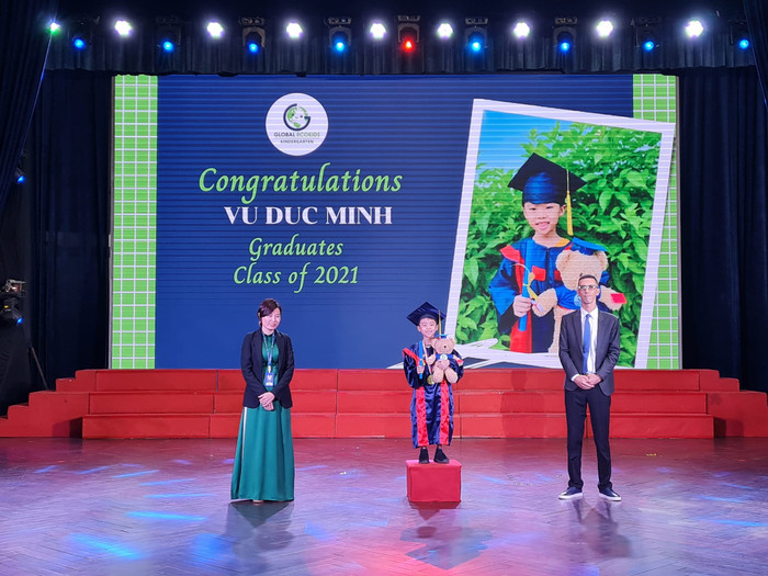 Các học sinh của Global Ecokids nhận chứng chỉ tốt nghiệp mầm non (ảnh: P.L) Các học sinh của Global Ecokids nhận chứng chỉ tốt nghiệp mầm non (ảnh: P.L)