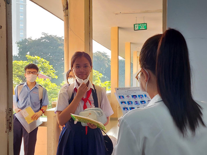 Giám thị gọi tên thí sinh vào phòng thi lớp 10 Trường Phổ thông Năng khiếu (ảnh: P.L) Giám thị gọi tên thí sinh vào phòng thi lớp 10 Trường Phổ thông Năng khiếu (ảnh: P.L)