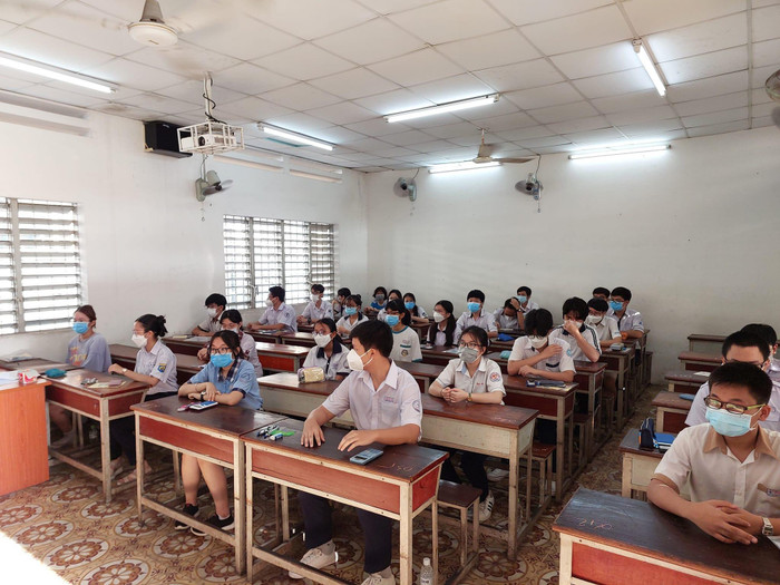 Thí sinh trong phòng thi lớp 10 của Trường Phổ thông Năng khiếu (ảnh: P.L) Thí sinh trong phòng thi lớp 10 của Trường Phổ thông Năng khiếu (ảnh: P.L)