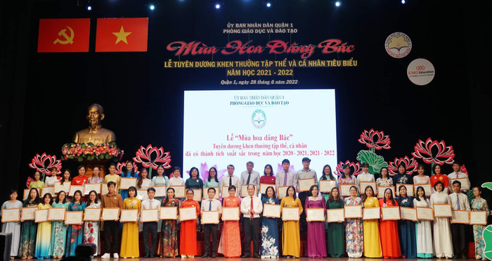 Các thầy cô giáo có thành tích xuất sắc, nổi bật được tuyên dương (ảnh: P.L)