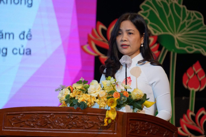 Cô Lê Thị Bình - Trưởng phòng Giáo dục và Đào tạo quận 1 phát biểu tại buổi lễ (ảnh: P.L)