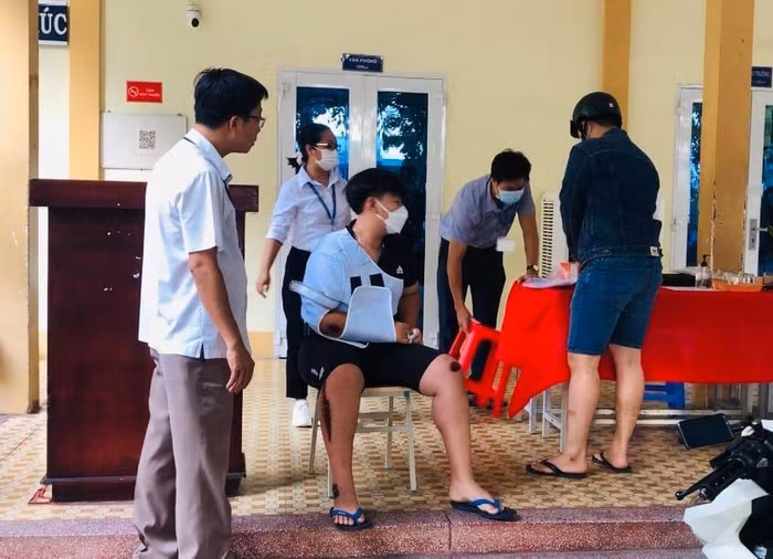 Thí sinh Nguyễn Thành Tài được đưa vào điểm thi trường Trần Quang Khải, quận 12 (ảnh: P.L)