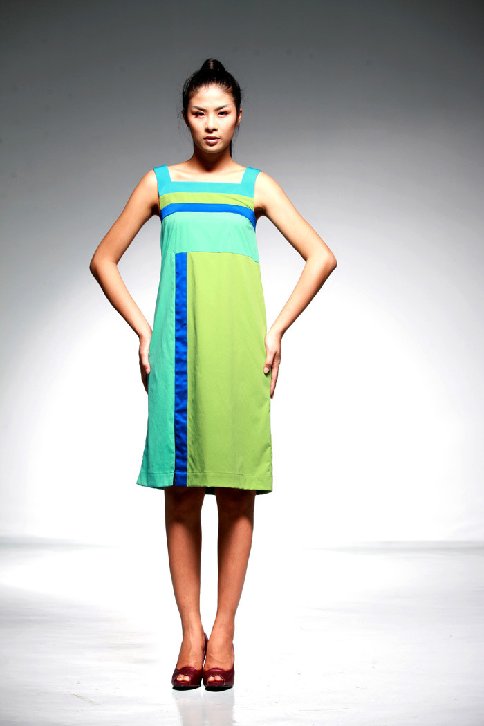 BST F4 sử dụng gam màu kem, xanh cốm, nude, vàng,cam, trắng, đen có điểm xuyết một chút xanh coban, mang hình ảnh thập niên 1970 với quần ống xuông, jup, những bông hoa và các đường kẻ được sử dụng nhiều trong BST.