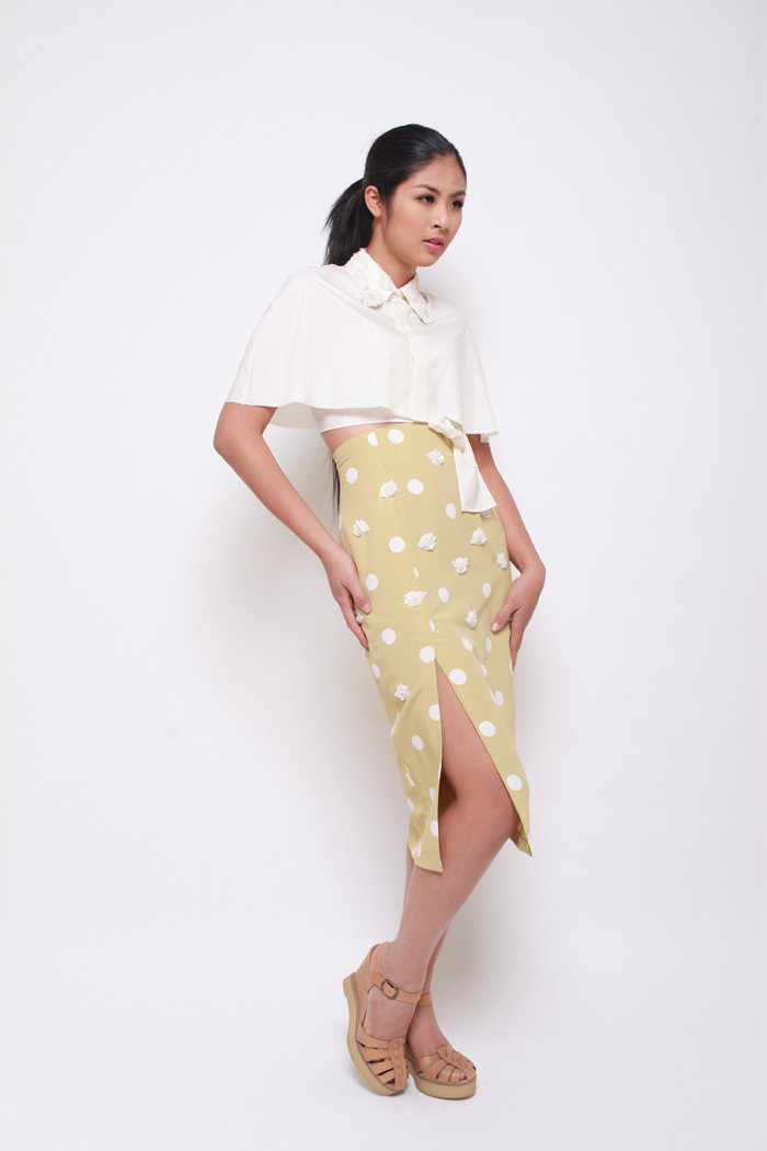 Đây là 1 mẫu của nhà thiết kế (NTK) trẻ Huệ Linh. Hoa hậu Ngọc Hân hy vọng những mẫu thiết kế đầu tay này sẽ tạo ra những động lực mới, sức mạnh cho cô và các bạn trẻ dấn thân trên con đường đi tìm phong cách và chinh phục người tiêu dùng.