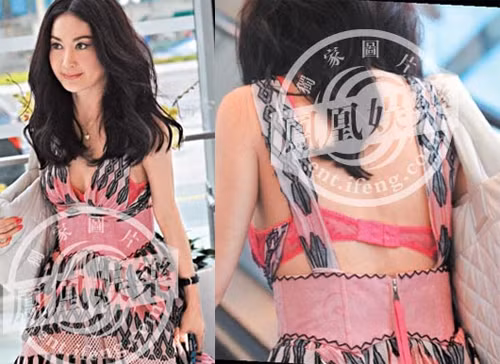 Ôn Bích Hà Ôn Bích Hà không chọn cả một "cây" hồng như Phan Nghinh Tử, nhưng chiếc váy hồng pha đen của người đẹp 46 tuổi được khoét sâu phần ngực, phần lưng cũng hở một khoảng mênh mang. Chiếc váy vốn khá đẹp, nhưng việc nữ diễn viên khoe màu phơi phới của chiếc áo ngực giữa phố đông khiến bộ váy mất đi nét mềm mại nữ tính của nó.