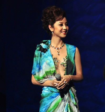 Tại một sự kiện khác Jennifer Phạm gây 'nóng mắt' với đầm xanh xẻ tới... rốn với điểm nhấn là phần ngực đầy được che phủ bởi những viên đá lấp lánh sắc màu. Tại một sự kiện khác Jennifer Phạm gây 'nóng mắt' với đầm xanh xẻ tới... rốn với điểm nhấn là phần ngực đầy được che phủ bởi những viên đá lấp lánh sắc màu.