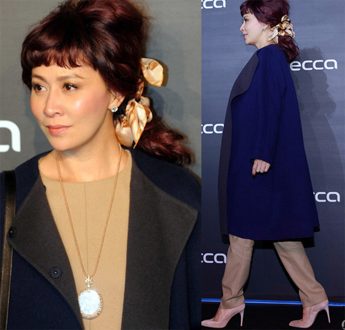 Muốn có vẻ đẹp lãng mạn, cổ điển của những năm 1950-1960, Lưu Gia Linh đội lên đầu máu tóc giả màu nâu đồng bóng bẩy và tô điểm thêm bằng chiếc dây hoa vàng gợi cảm giác thơ mộng. Ngay trong sự kiện, cô bị người dẫn chương trình hỏi: "Kiểu tóc này có quá trẻ so với Gia Linh?", nữ diễn viên đưa ra câu trả lời không ăn nhập lắm với câu hỏi: "Tôi để kiểu đầu nào thì ông xã Lương Triều Vỹ cũng thích". Muốn có vẻ đẹp lãng mạn, cổ điển của những năm 1950-1960, Lưu Gia Linh đội lên đầu máu tóc giả màu nâu đồng bóng bẩy và tô điểm thêm bằng chiếc dây hoa vàng gợi cảm giác thơ mộng. Ngay trong sự kiện, cô bị người dẫn chương trình hỏi: "Kiểu tóc này có quá trẻ so với Gia Linh?", nữ diễn viên đưa ra câu trả lời không ăn nhập lắm với câu hỏi: "Tôi để kiểu đầu nào thì ông xã Lương Triều Vỹ cũng thích".