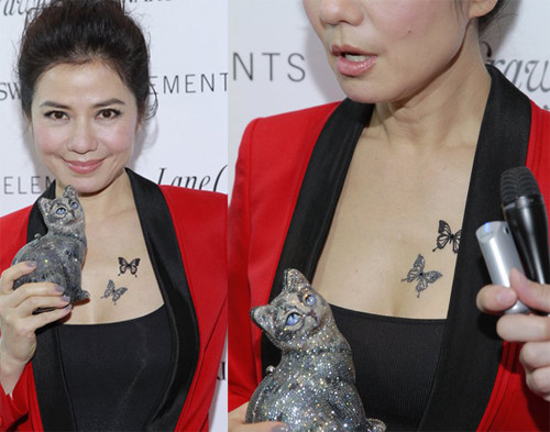 Chung Sở Hồng Không "kém chị kém en", Chung Sở Hồng cũng dán hai con bướm nho nhỏ lên ngực, cô đang ở tuổi 52. Chung Sở Hồng Không "kém chị kém en", Chung Sở Hồng cũng dán hai con bướm nho nhỏ lên ngực, cô đang ở tuổi 52.