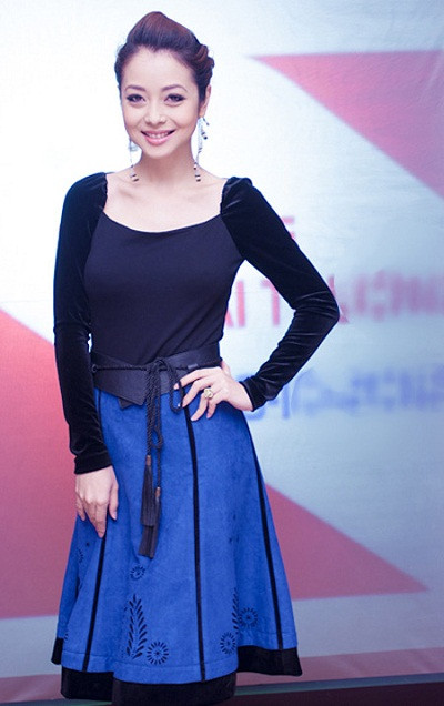 Jennifer Phạm trong bộ trang phục kín đáo hiếm thấy. Jennifer Phạm trong bộ trang phục kín đáo hiếm thấy.