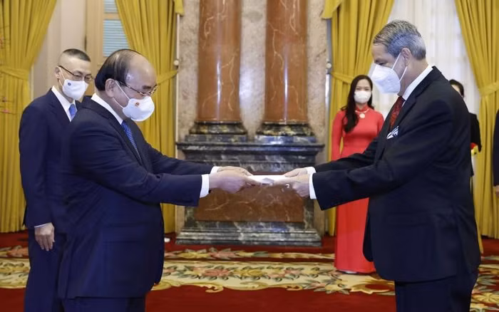 Chủ tịch nước Nguyễn Xuân Phúc nhận Quốc thư của Đại sứ Mexico Alejandro Negrin Munoz. (Ảnh: TTXVN)