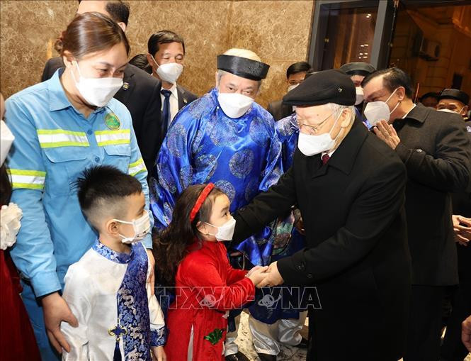 Tổng Bí thư Nguyễn Phú Trọng thăm hỏi các cháu thiếu nhi. Ảnh: Trí Dũng/TTXVN Tổng Bí thư Nguyễn Phú Trọng thăm hỏi các cháu thiếu nhi. Ảnh: Trí Dũng/TTXVN