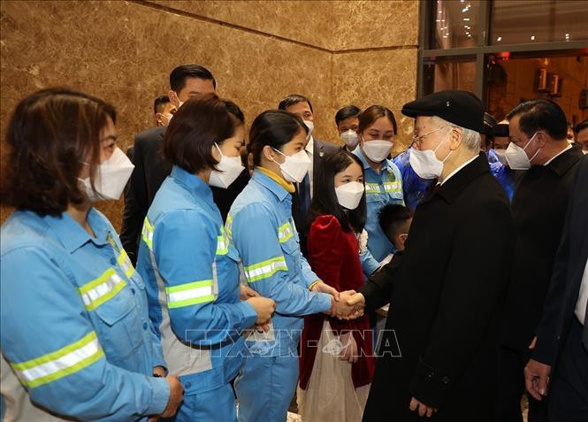 Tổng Bí thư Nguyễn Phú Trọng thăm hỏi, chúc Tết công nhân môi trường. Ảnh: Trí Dũng/TTXVN Tổng Bí thư Nguyễn Phú Trọng thăm hỏi, chúc Tết công nhân môi trường. Ảnh: Trí Dũng/TTXVN