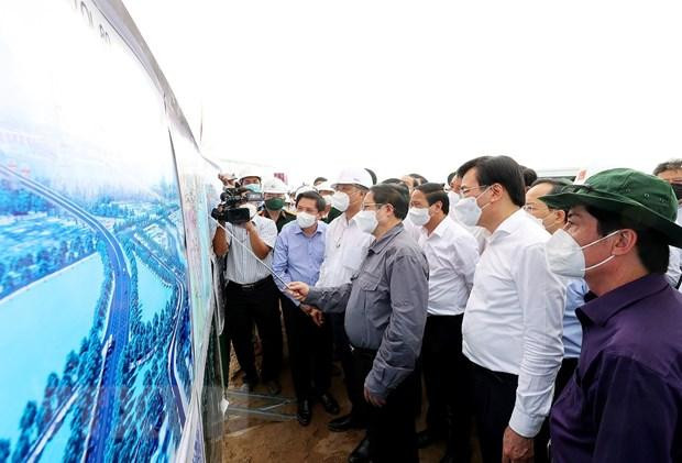 Thủ tướng Phạm Minh Chính kiểm tra Dự án đường cao tốc đoạn Mỹ Thuận-Cần Thơ. (Ảnh: Dương Giang/TTXVN)