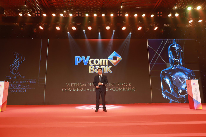 Ông Dương Xuân Quang - Phó Tổng Giám đốc PVcomBank vinh dự đại diện nhận giải thưởng từ Tạp chí HR Asia. Ông Dương Xuân Quang - Phó Tổng Giám đốc PVcomBank vinh dự đại diện nhận giải thưởng từ Tạp chí HR Asia.