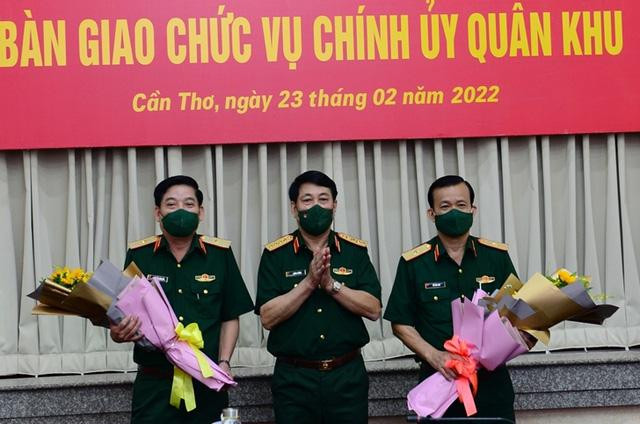 Đại tướng Lương Cường chúc mừng Thiếu tướng Nguyễn Văn Gấu và Thiếu tướng Hồ Văn Thái Đại tướng Lương Cường chúc mừng Thiếu tướng Nguyễn Văn Gấu và Thiếu tướng Hồ Văn Thái