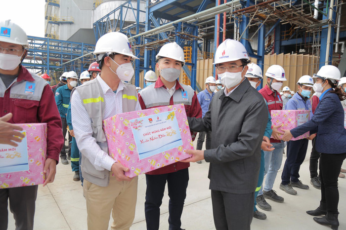 Chủ tịch Hội đồng thành viên Petrovietnam Hoàng Quốc Vượng trao quà cho người lao động làm việc trong những ngày Tết Chủ tịch Hội đồng thành viên Petrovietnam Hoàng Quốc Vượng trao quà cho người lao động làm việc trong những ngày Tết
