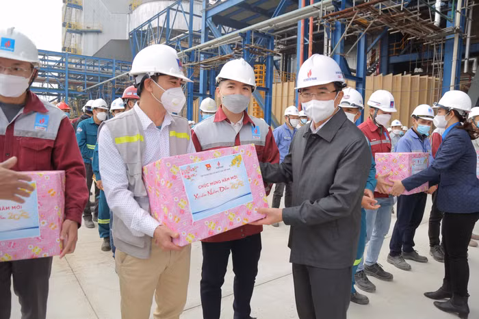 Chủ tịch Hội đồng thành viên Petrovietnam Hoàng Quốc Vượng trao quà cho người lao động làm việc trong những ngày Tết