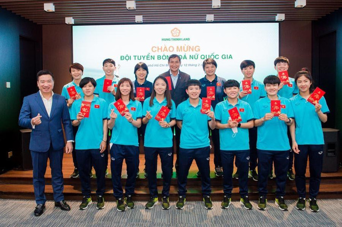 Ông Nguyễn Đình Trung đại diện Hưng Thịnh trao tặng đến huấn luyện viên và các cầu thủ bao lì xì may mắn mừng năm mới