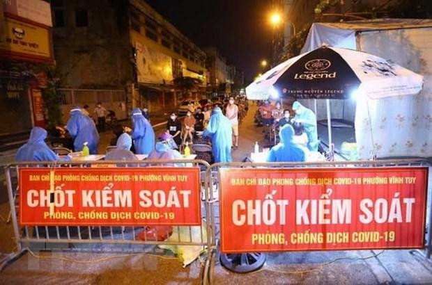 Nhân viên y tế quận Hai Bà Trưng (Hà Nội) tổ chức 4 dây chuyền lấy mẫu xét nghiệm COVID-19 cho người dân phố Mạc Thị Bưởi, phường Vĩnh Tuy ngay trong đêm. (Ảnh: Hoàng Hiếu/TTXVN) Nhân viên y tế quận Hai Bà Trưng (Hà Nội) tổ chức 4 dây chuyền lấy mẫu xét nghiệm COVID-19 cho người dân phố Mạc Thị Bưởi, phường Vĩnh Tuy ngay trong đêm. (Ảnh: Hoàng Hiếu/TTXVN)