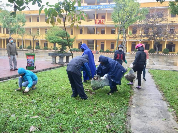 Giáo viên đội mưa quét dọn, khử trùng trường lớp (Ảnh:N.H) Giáo viên đội mưa quét dọn, khử trùng trường lớp (Ảnh:N.H)