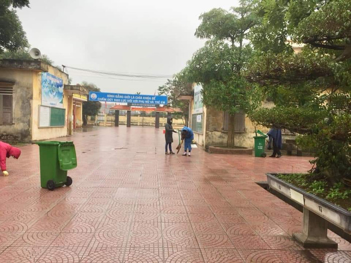 Dọn dẹp khuôn viên sạch đẹp chuẩn bị cho ngày nhập học tại trường cấp 3 Nam Trực (Ảnh:N.H) Dọn dẹp khuôn viên sạch đẹp chuẩn bị cho ngày nhập học tại trường cấp 3 Nam Trực (Ảnh:N.H)