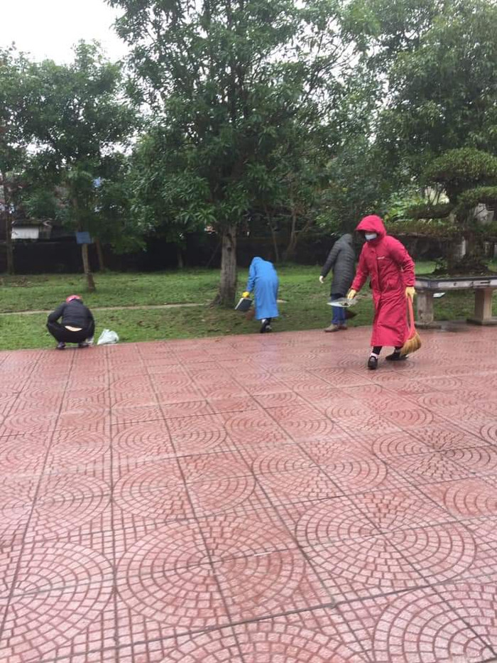 Thời tiết mưa gió cũng không làm khó các thầy cô (Ảnh:N.H) Thời tiết mưa gió cũng không làm khó các thầy cô (Ảnh:N.H)