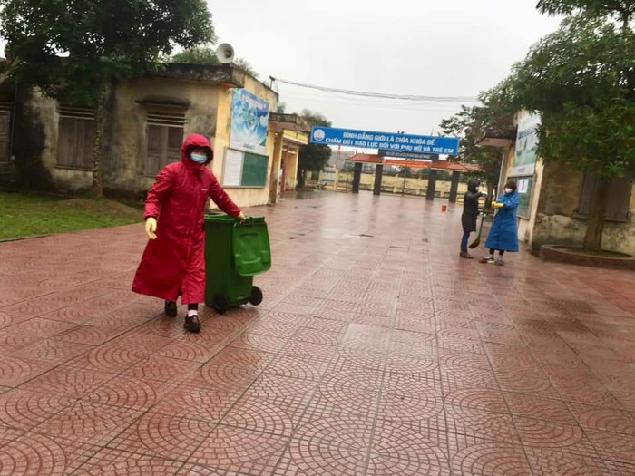 Tinh thần trách nhiệm của giáo viên được hoan nghênh (Ảnh:N.H) Tinh thần trách nhiệm của giáo viên được hoan nghênh (Ảnh:N.H)