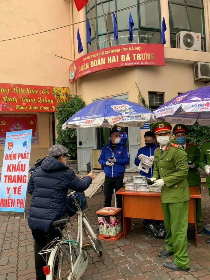 Phát khẩu trang miễn phí cho học sinh, người dân tại quận Hai Bà Trưng (Ảnh:T.L) Phát khẩu trang miễn phí cho học sinh, người dân tại quận Hai Bà Trưng (Ảnh:T.L)
