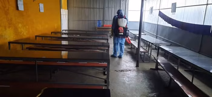 Dọn dẹp, khử trùng khu bếp ăn, nhà ở cho học sinh (Ảnh:L.T.N) Dọn dẹp, khử trùng khu bếp ăn, nhà ở cho học sinh (Ảnh:L.T.N)