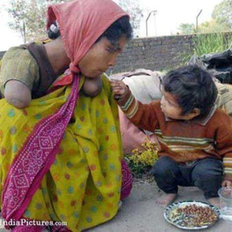 Dù mẹ có ra sao, con vẫn luôn ở bên chăm sóc và yêu thương mẹ Dù mẹ có ra sao, con vẫn luôn ở bên chăm sóc và yêu thương mẹ