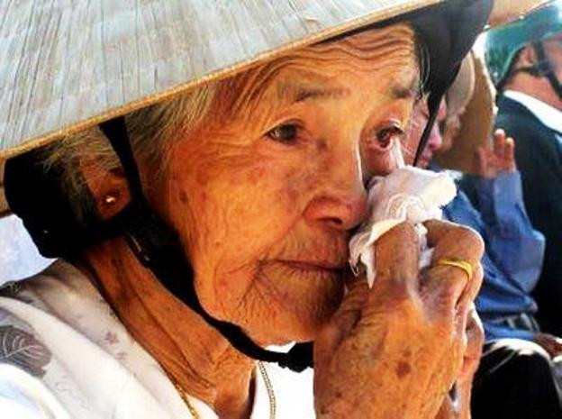 Câu chuyện người mẹ đánh đổi cả mạng sống của mình, dành dụm tiền mua quần áo cho người con trai để sĩ diện với bạn bè gây sốt cộng đồng mạng