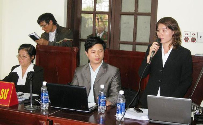 Luật sư Nguyễn Văn Tú, Giám đốc Cty Luật Fanci Hà Nội (Ngồi giữa) Luật sư Nguyễn Văn Tú, Giám đốc Cty Luật Fanci Hà Nội (Ngồi giữa)