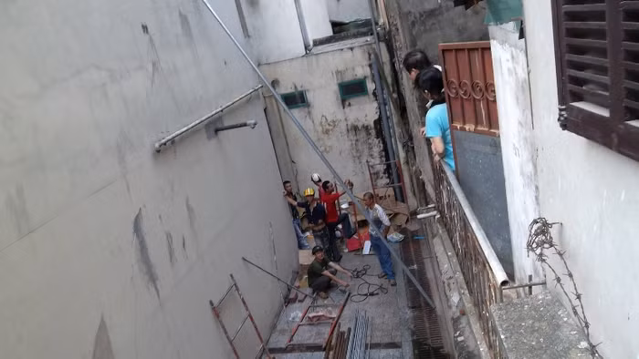 Một số hộ dân ở khu Hàng Chuối tố Công ty TNHH Khách sạn Kinh Đô - Đơn vị quản lý tòa nhà Kinh Đô, số 93 phố Lò Đúc, Hai Bà Trưng, Hà Nội đã tổ chức trái phép cho một số công nhân sang đục tường trái phép vào nhà hàng xóm... Một số hộ dân ở khu Hàng Chuối tố Công ty TNHH Khách sạn Kinh Đô - Đơn vị quản lý tòa nhà Kinh Đô, số 93 phố Lò Đúc, Hai Bà Trưng, Hà Nội đã tổ chức trái phép cho một số công nhân sang đục tường trái phép vào nhà hàng xóm...