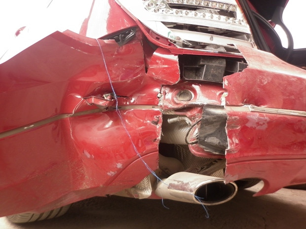 Ô tô của chị Hà bị đâm nát phần đuôi, tuy đã nhiều ngày trôi qua vẫn không thấy chủ nhân của chiếc xe gây tai nạn liên lạc lại với chị Ô tô của chị Hà bị đâm nát phần đuôi, tuy đã nhiều ngày trôi qua vẫn không thấy chủ nhân của chiếc xe gây tai nạn liên lạc lại với chị