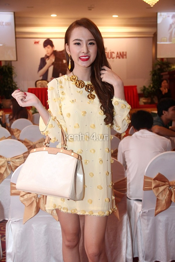 Không biết là do make-up hay có sự đụng chạm của "dao kéo" mà Angela Phương Trinh trông lạ hoắc. Không biết là do make-up hay có sự đụng chạm của "dao kéo" mà Angela Phương Trinh trông lạ hoắc.