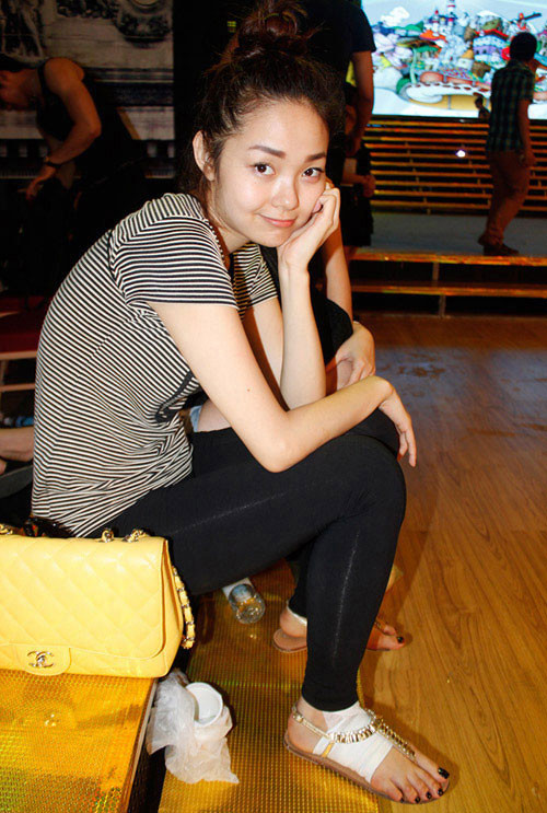 Với khuôn mặt bầu bĩnh của mình, trông Minh Hằng nhí nhảnh và đáng yêu như một cô nữ sinh. Trên sân khấu, người ta thấy một Minh Hằng đầy cá tính, còn khi để mặt mộc trong các sự kiện đời thường, cô trở nên thật gần gũi và dễ thương. Với khuôn mặt bầu bĩnh của mình, trông Minh Hằng nhí nhảnh và đáng yêu như một cô nữ sinh. Trên sân khấu, người ta thấy một Minh Hằng đầy cá tính, còn khi để mặt mộc trong các sự kiện đời thường, cô trở nên thật gần gũi và dễ thương.