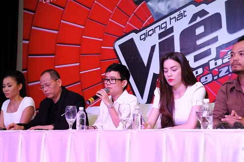 Các HLV và Phương Uyên trong buổi họp báo, ngày 11/9.