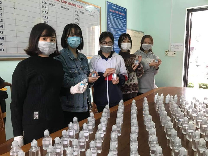 Cô giáo Trần Minh Hậu và nhóm học sinh trường Trung học Phổ thông số 1 Lào Cai trong chiến dịch pha chế nước rửa tay diệt khuẩn (Ảnh:Hoàng Hằng)
