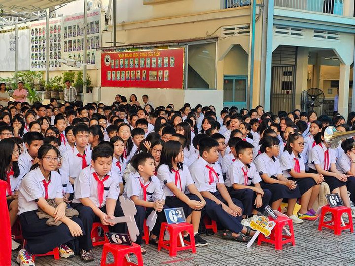 310 học sinh lớp 6 Trường trung học cơ sở Võ Trường Toản tựu trường sáng ngày 26/8 (ảnh: V.D) gdvn_hslop6VTT.jpg