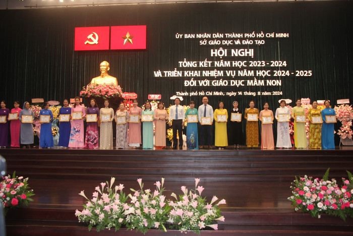 Khen thưởng các cá nhân, tập thể có thành tích xuất sắc trong năm học vừa qua của ngành giáo dục mầm non thành phố (ảnh: V.D) gdvn_chiChau2.JPG