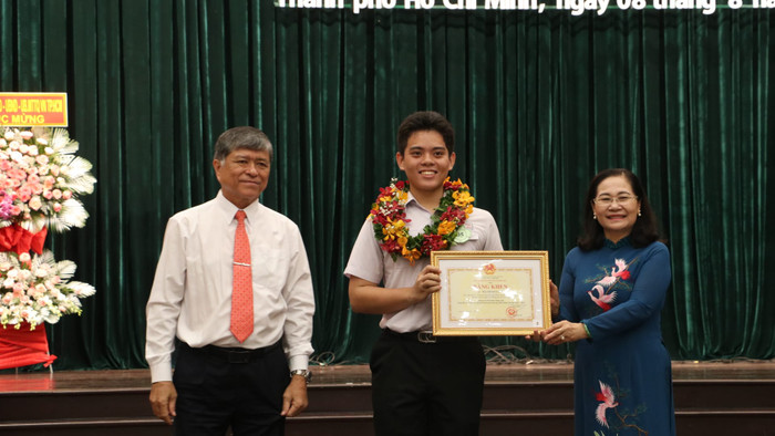 Thành phố Hồ Chí Minh tuyên dương khen thưởng cho các em học sinh có thành tích xuất sắc trong năm học vừa qua (ảnh: V.D) gdvn_chiLeb.jpg