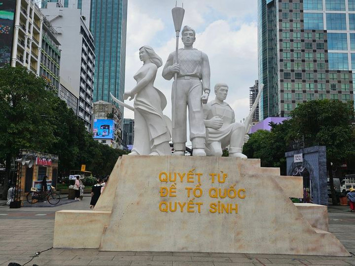 Tượng đài "Quyết tử để Tổ quốc quyết sinh" ngay giữa phố đi bộ Nguyễn Huệ (ảnh: V.D) gdvn_HaNoi3.jpg