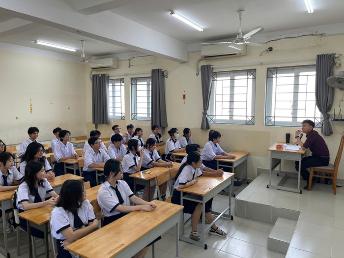 Học sinh lớp 10 Trường trung học phổ thông Võ Thị Sáu trong ngày tựu trường (ảnh: V.D) gdvn_hslop10VTS.jpg