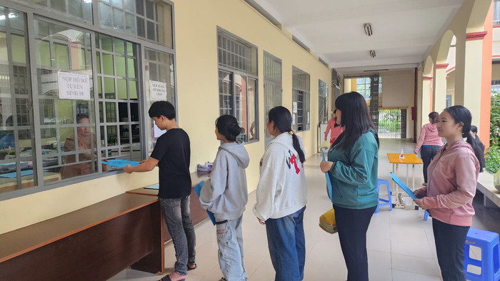 Học sinh, phụ huynh nộp hồ sơ tuyển sinh bổ sung vào lớp 10 ở Trường An Nhơn Tây sáng 6/8 (ảnh: CTV) gdvn_nophosoTSAnNhonTay.jpg