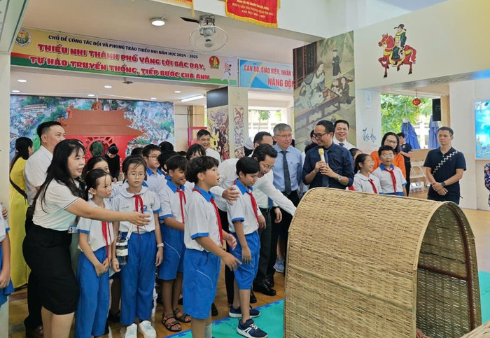 Học sinh Thành phố Hồ Chí Minh đến tham quan triển lãm "Văn Miếu - Quốc Tử Giám - Ươm mầm khát vọng hiền tài" (ảnh: V.D) gdvn_HaNoi.jpg
