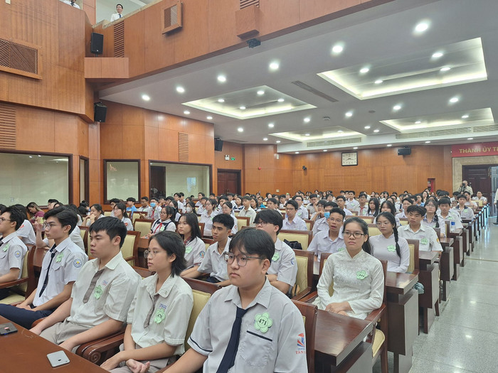 Gần 500 học sinh có thành tích xuất sắc đến tham dự buổi lễ (ảnh: V.D) gdvn_chiLed.jpg