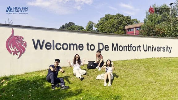 Sinh viên chương trình liên kết Đại học Hoa Sen - Đại học De Montfort tại Anh Quốc (ảnh: HSU) HoaSenDHDemOntfort.jpg